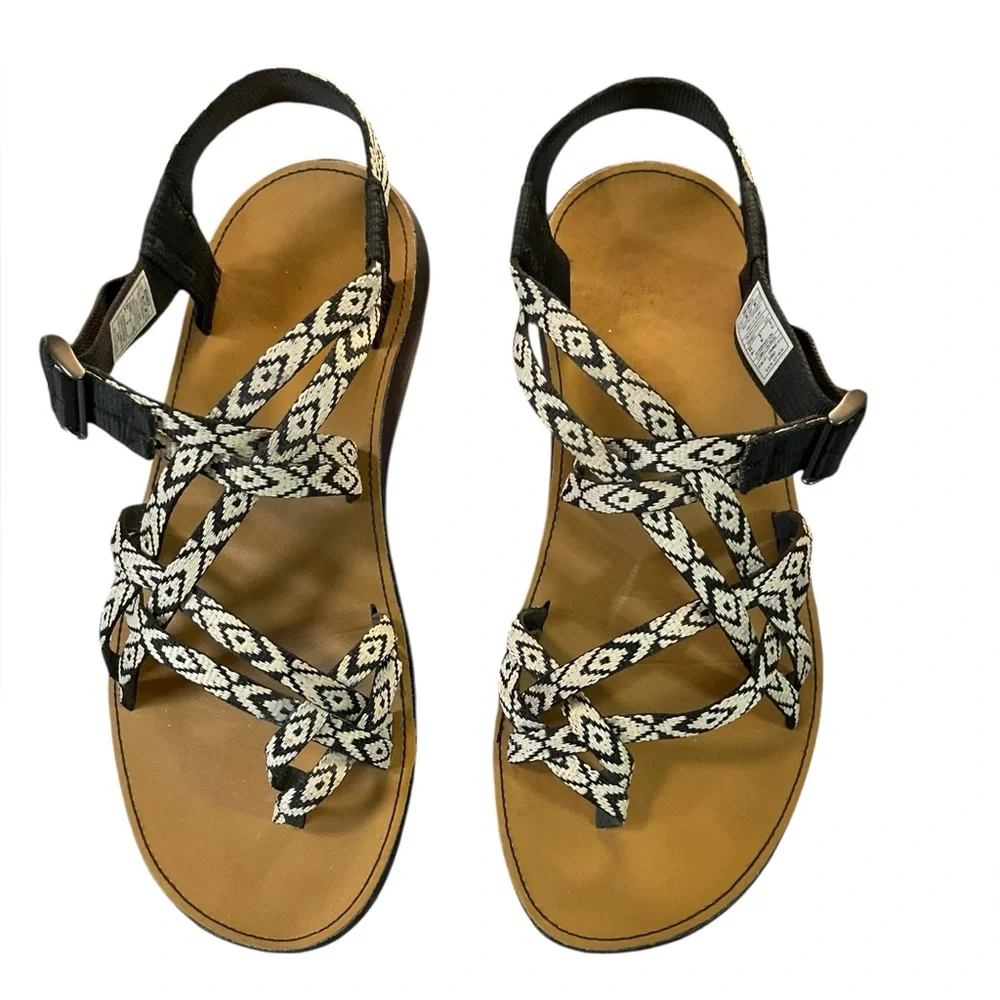 Chaco Diana Beveled white‎ and black double strap sandals with buckle. Size 8